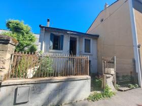 Maison de ville avec jardin à rénover entièrement