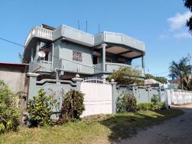 Maison à étage à vendre située à Tanamakoa