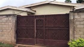 A vendre maison de 4 chambres simple - actuellement en location