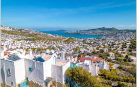 Villa à plusieurs niveaux avec une vue imprenable sur la mer Égée et les montagnes