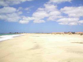 Complexe hôtelier à vendre en face d'une plage de sable blanc solitaire de 8 km de large