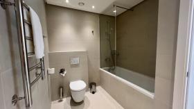 Appartements de deux chambres entièrement meublés en première ligne de la mer Adriatique