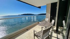 Appartements de deux chambres entièrement meublés en première ligne de la mer Adriatique