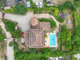 Bastide de Provence avec piscine chauffée et tour en pierres sèches