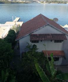 Maisons neuves et anciennes au bord de la mer au Monténégro