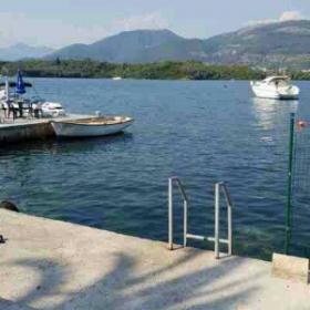 Maisons neuves et anciennes au bord de la mer au Monténégro