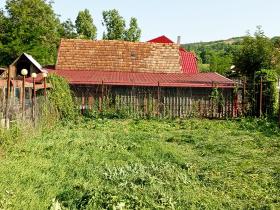 Ferme autonome dans un village paisible de Transylanie