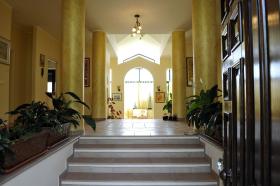 Villa de trois étages située dans une oliveraie