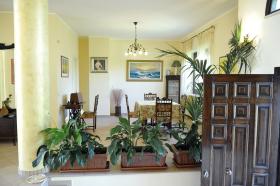 Villa de trois étages située dans une oliveraie