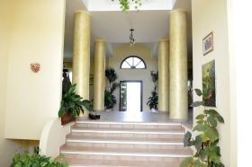 Villa de trois étages située dans une oliveraie
