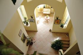 Villa de trois étages située dans une oliveraie