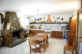 Villa de trois étages située dans une oliveraie