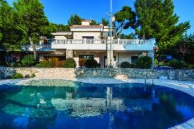 Luxueuse Villa avec vue panoramique sur lac située sur la prestigieuse Hippocrates Politia