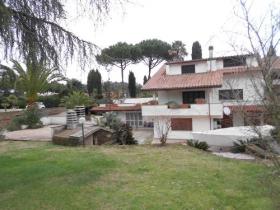Rome - Villa de 600 m2 sur 3 étages avec 4 appartements, piscine 60 m2 et parc de 2000 m2 