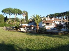 Rome - Villa de 600 m2 sur 3 étages avec 4 appartements, piscine 60 m2 et parc de 2000 m2 