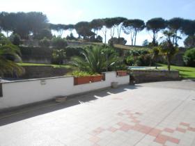 Rome - Villa de 600 m2 sur 3 étages avec 4 appartements, piscine 60 m2 et parc de 2000 m2 