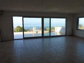 Dans un village de montagne face a la mer Egee, maison de caractere sur terrain de 2500 m2