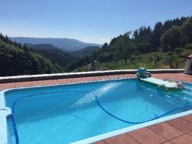 Ferme avec forêt et prairie dans un endroit fantastique de la Forêt-Noire