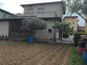 Villa se compose de 2 appartements séparés en Toscane avec grand jardin et garage