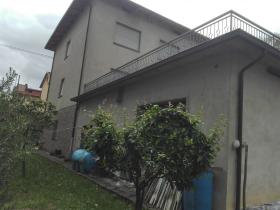 Villa se compose de 2 appartements séparés en Toscane avec grand jardin et garage