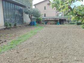 Villa se compose de 2 appartements séparés en Toscane avec grand jardin et garage