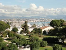 Appartement 2 pièces entièrement rénové - vue panoramique mer et port