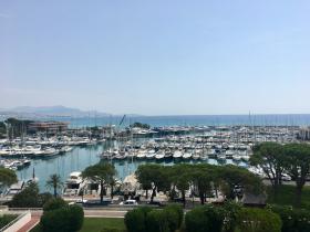 Appartement avec grand balcon - une vue mer panoramique
