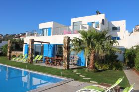 Villa de luxe en premiere ligne avec vue unique en Méditerranée
