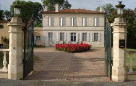 Château en bordure de la rivière avec salle de réceptions