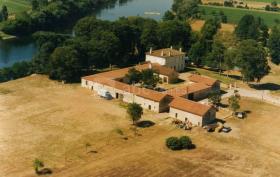 Château en bordure de la rivière avec salle de réceptions