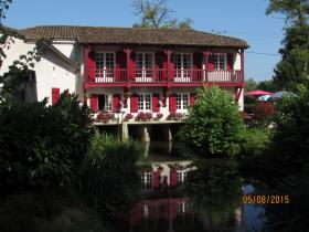 Moulin construit sur une rivière, exploité en B&B depuis 10 ans
