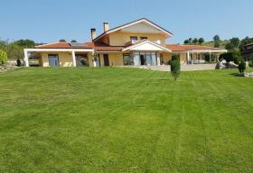 Maison construite sur une colline avec vue imprenable