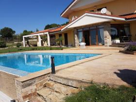 Maison construite sur une colline avec vue imprenable