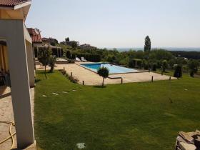 Maison construite sur une colline avec vue imprenable