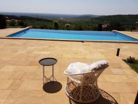 Maison construite sur une colline avec vue imprenable
