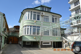 À vendre 2000 m2 bâtiments, 1700 m2 surface de restaurant à Aghmashenebeli, Tbilissi