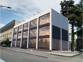 Immeuble de trois étages avec sous-sol