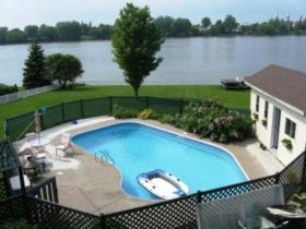 Demeure de rêve en bord de rivière navigable avec quai privatif