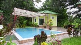 Belle station balnéaire au bord du lac