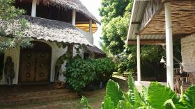 Villa traditionnelle ronde avec toit en makouti