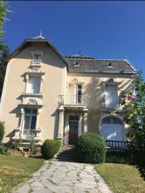 Maison bourgeoise avec terrains constructibles et 118 m2 de dépendances