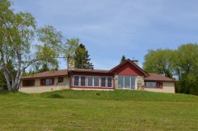 Magnifique maison sur un grand lac au Québec Canada