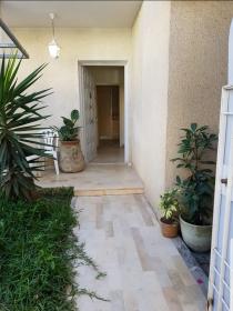 Belle maison duplex tunisienne avec grand jardin à La Marsa