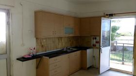 Vente appartement à rénover 35 km de centre d'Athènes et 2,5 km de la plage
