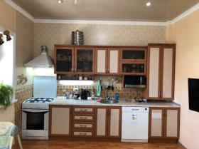 A vendre de toute urgence une maison de 2 étages avec un terrain de 5 ares