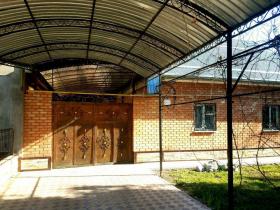 A vendre de toute urgence une maison de 2 étages avec un terrain de 5 ares