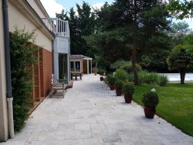 Villa sur grand terrain dans le Domaine du golf d'Etiolles