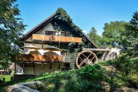 Hôtel à vendre dans un endroit isolé entouré de nature pure